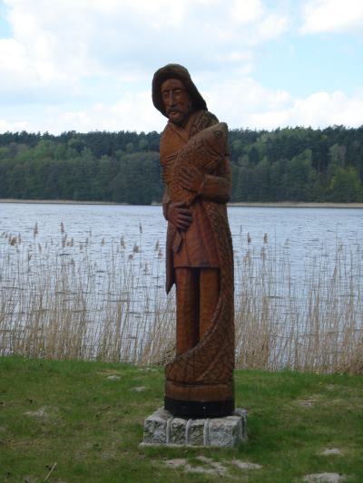 Lidzbark Welski - rzeźba rybaka przy promenadzie przy jeziorze Lidzbarskim